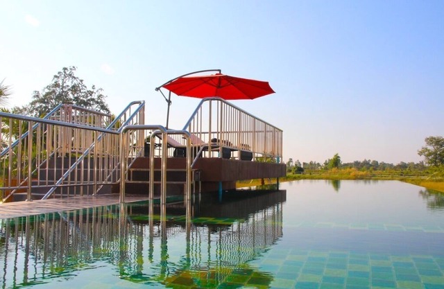 Luxus-Villa mit 4 Schlafzimmern und vollem Catering, eingebettet in die Reisfelder von Isan