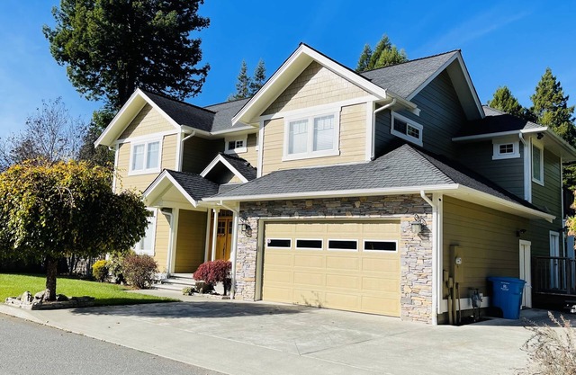 Luxury 4 Bedroom Home with Fireplace & Jacuzzi