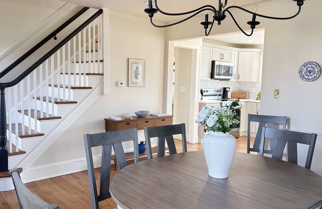 Luxury 4-bedroom house in charming Bloomfield, Secluded, WiFi & Security camera.