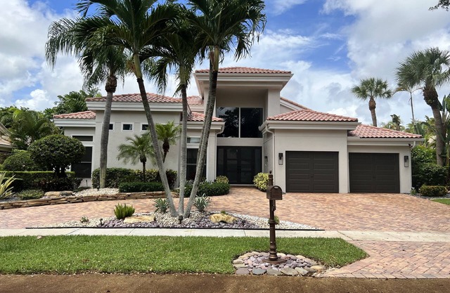 Luxuriöses Haus mit 4 Schlafzimmern im Zentrum von Boca Raton in schöner Wohnanlage.