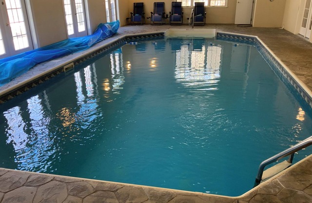 Luxury 4-bedroom House with Indoor Pool and Picturesque Backyard w/ Grill