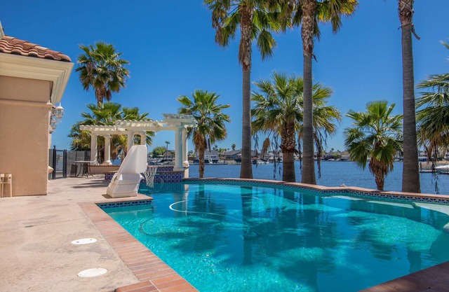 Luxus 4 Schlafzimmer 3. 5 Bad Haus mit Pool und Spa auf dem Discovery Bay Delta