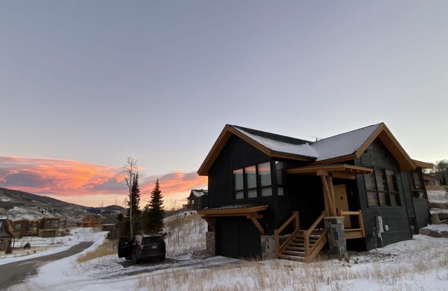 Luxury 4 BR House-sleeps 11+ with 3 king beds