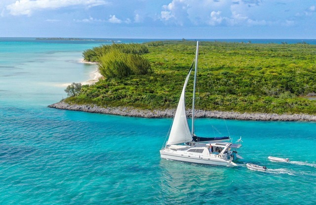 Luxury 47ft Sailing Catamaran Yacht in the Berry islands