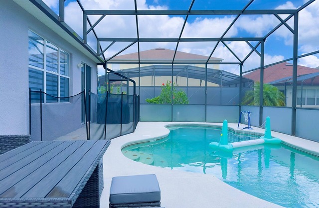 Luxury 4Bd Home Near Disney w/Pool (1653 PR)