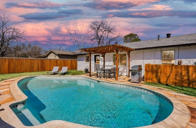 Luxury 4Bed/2Bath Hidden Gem w/ Backyard Oasis