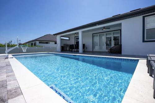 Luxury 4BR Entertainment house with Heated Pool
