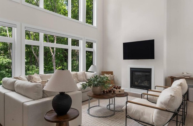 Luxury 4BR Home with Games Room, BBQ and Sunroom
