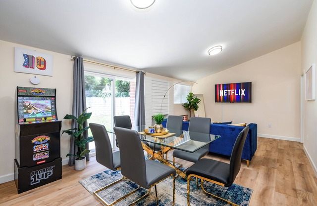 Luxury 4BR Mins to Disney w/ Insta Wall & Arcade!