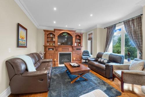 Luxury 4BR - Pool Table - 10 min to Yorkdale Mall
