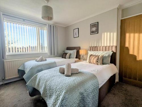 Luxury 4BR Retreat, Garden, Parking, Modern Comfort