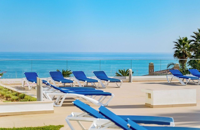 LUXURY 5* APARTMENT - DIRECT POOL ACCESS & NEXT TO PORTO DE MOS BEACH LAGOS