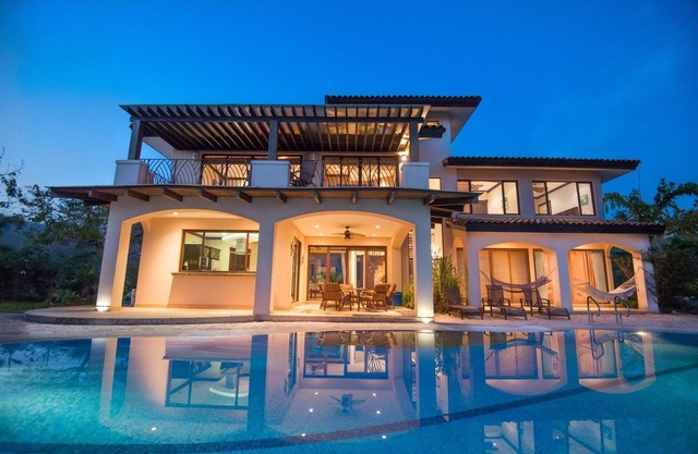 Luxusvilla, atemberaubender Meerblick, 2 Master-Suiten, bequemer Spaziergang zum Strand