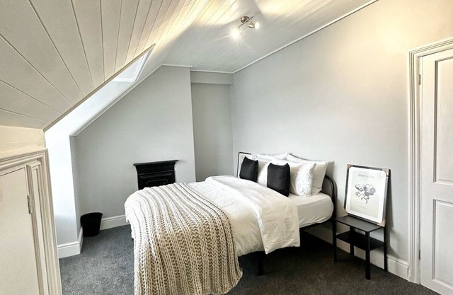 Luxury 5 bed salford home (free parking)