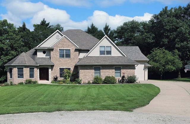 Luxury 5-bedroom 5000 sq ft house on wooded lot in Geneseo, rec & fitness rooms