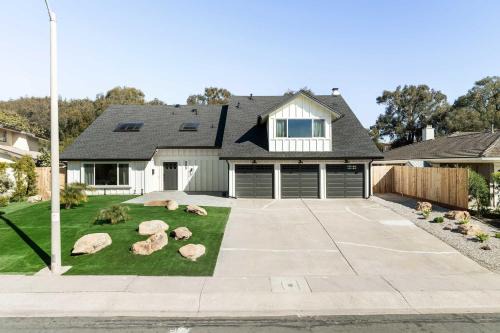 Luxury 5-Bedroom Family Home in La Jolla minutes to the Ocean Sleeps 14