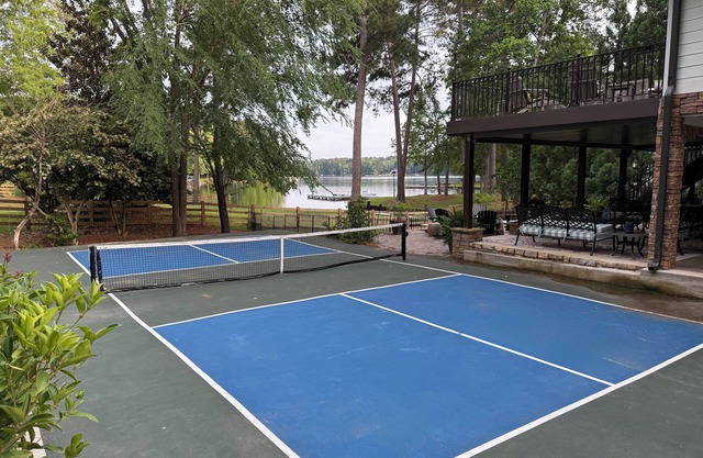 Luxury 5-bedroom home on beautiful Lake Oconee with Private Pickleball court!