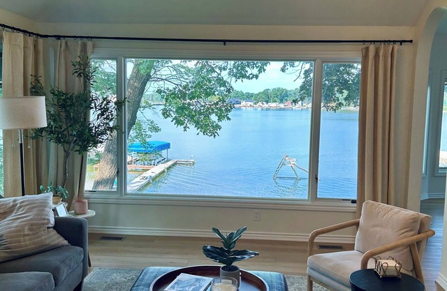 Luxury 5-bedroom Lakefront House! Beach, Sunset Views, All-Sports Lake