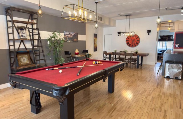 Luxury 5-Bedroom Pool Table 5 Min from Jarry Metro