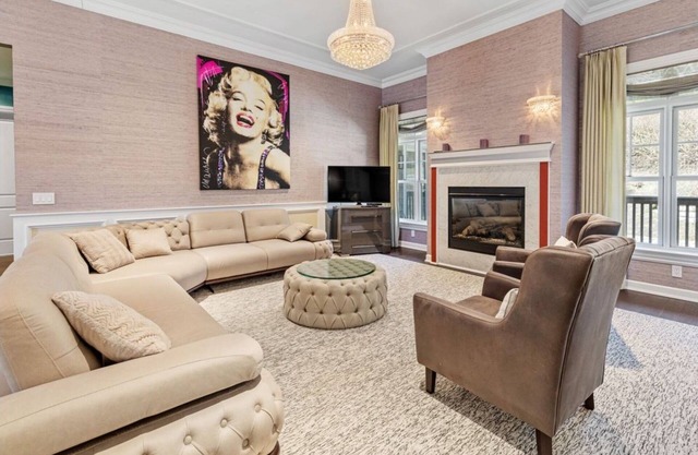 Luxury 5 star Condo in the heart of Hampton