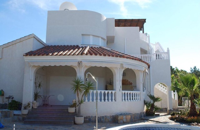 Luxuriöse 5 * Villa mit Pool und Garten in La'Azohia. 5 Minuten zu Fuß zum Strand. Gratis Wifi