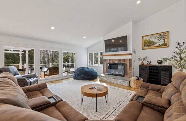 Luxury 5b 3ba on 10 acres w Lake view, Firepit, Hot Tub, Gameroom, close to Ski!
