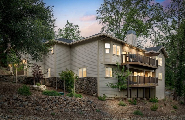 Most luxurious cabin escape! Close to sandy beach, pool, tennis courts, and more