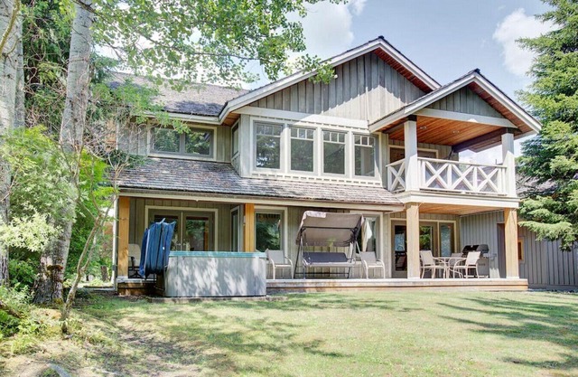 Luxury 5BR Home:Sleeps 10 Comfortably,Hot Tub,Free Parking,Patio+BBQ-5 minutes to Village!