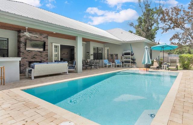 Luxury 5BR Pool Home w/ Outdoor Kitchen, Firepit & Pet-Friendly Yard – The Perfect Lakeland Escape!