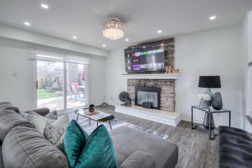 Luxury 5BR Villa in Scarborough