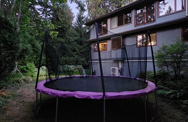 Luxury 5BR West Van: Pool, Sauna, Hot Tub, Ocean View, Near Beach & Downtown!