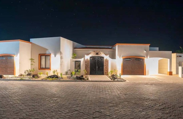 Luxury 6 Bed Beachfront Home in Laguna Shores Pool, Pickleball, Kayaks, Spa