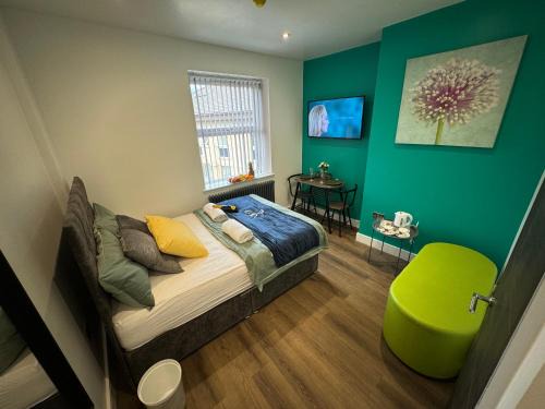 Luxury 6-Bed House - 6 En Suite- Jaquzzi Baths - Private Parking - Sleeps 22- 2 Min M62