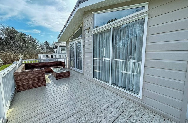 Luxury 6 berth lodge with WiFi at Broadland Sands in Suffolk ref 20011CV