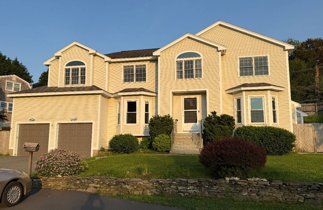 Spacious 5-bedroom 5 bath house in charming Marblehead & close to the ocean