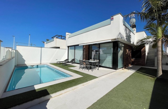 Luxusvilla für 6 Personen mit Swimmingpool, Sonnendach in Strandnähe und Golfplätzen