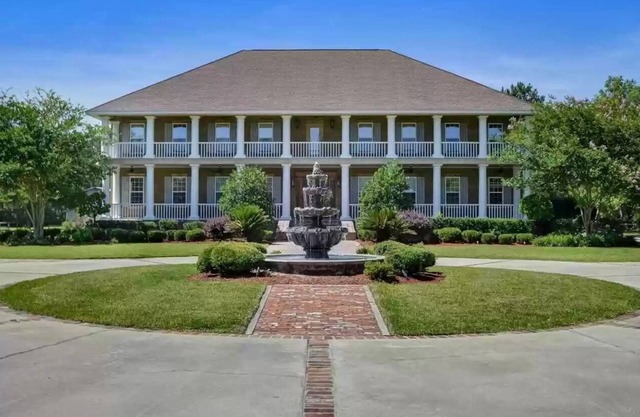 Luxury 7 bedroom mansion with horses, pool, hot tub, pond, swings and fire pit!