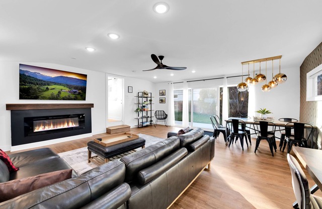 ★LUXURY★ 75' TV Game Room w Pergola, BBQ & Firepit in Quiet Royal Oak Suburbs