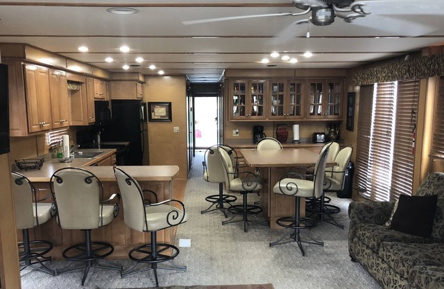 Luxury 75ft Houseboat w/ Hot Tub, 30 min from Hot Springs, AR