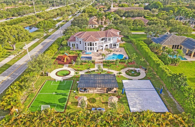 Luxury 8-BR with Pool, Basketball & Volleyball