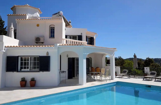 Luxury 8-person Villa with pool and sea view