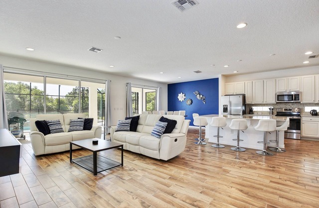 Luxury 9 bed 7 bath pool home17 minutes to Disney