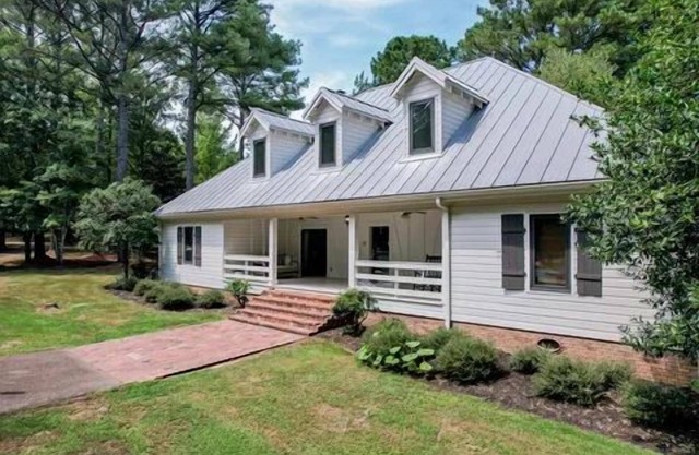 Luxury 9-BR Estate - 3 Homes & Cottage on 14 Acres, 10 Miles to Ole Miss