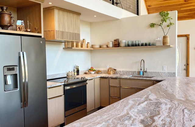 Luxury A-Frame Cabin, Sleeps 12, Cedar Hot Tub, Game Room, Fishing Pond, Views
