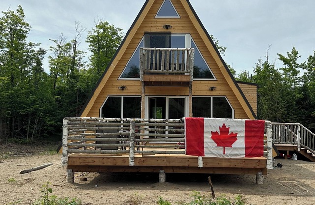 Luxury A frame retreat, relax and get cozy at Woodz Up. Pet friendly!