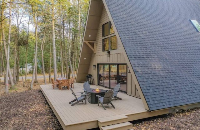 Luxury A-Frame w/ Lake Access, Great For Families