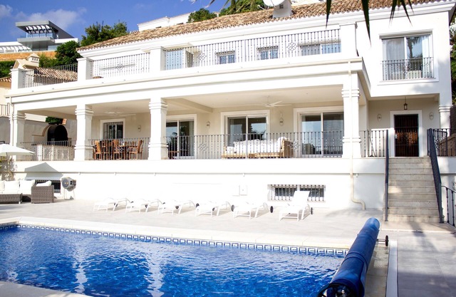 Luxuriöse Villa mit herrlichem Blick auf Berge, Meer und mit großem Pool