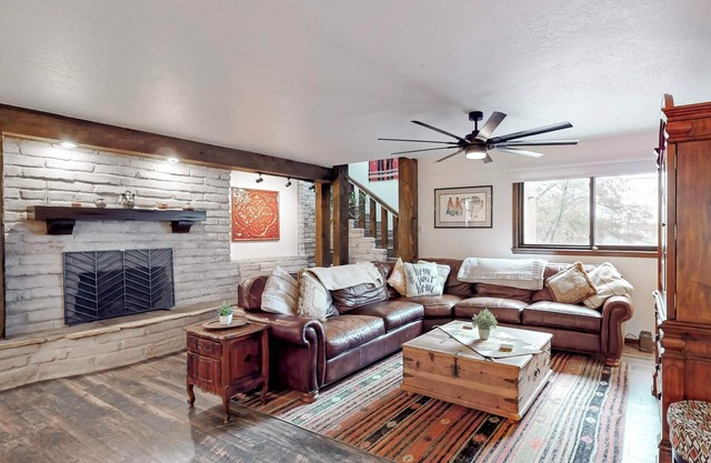Luxury adobe 3 bdrm! Mtn views, trails, easy access