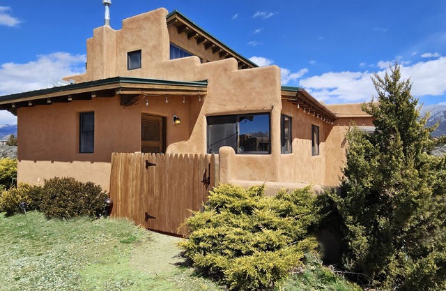 Luxury Adobe Gem - Epic Mountain Views, Hot Tub, Foosball, Loft