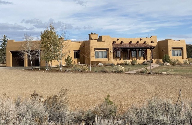 Ranch home. Bring your dogs and horses!